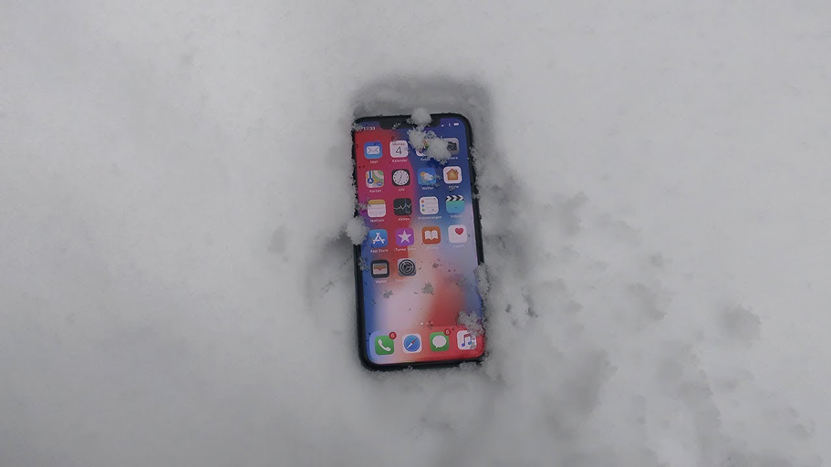 Айфон на снегу. Iphone в снегу. Айфон 12 в снегу. Смартфон в сугробе. Телефон выключается морозе